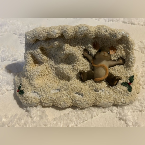 Charming Tails by Fitz and Floyd. “Maxine Making Snow Angels” figurine - Picture 4 of 5